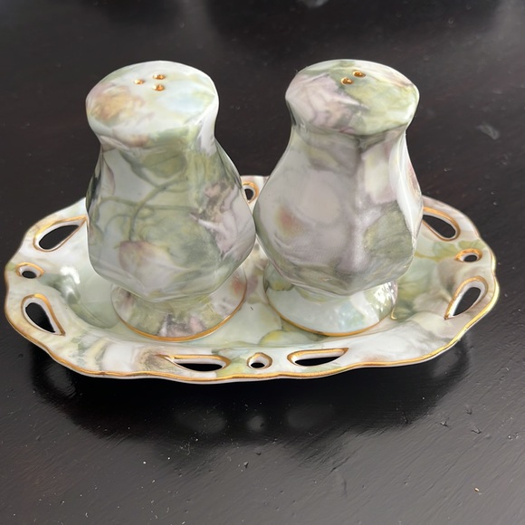 Fine Porcelain Salt and Pepper Shaker sets. - Picture 2 of 3